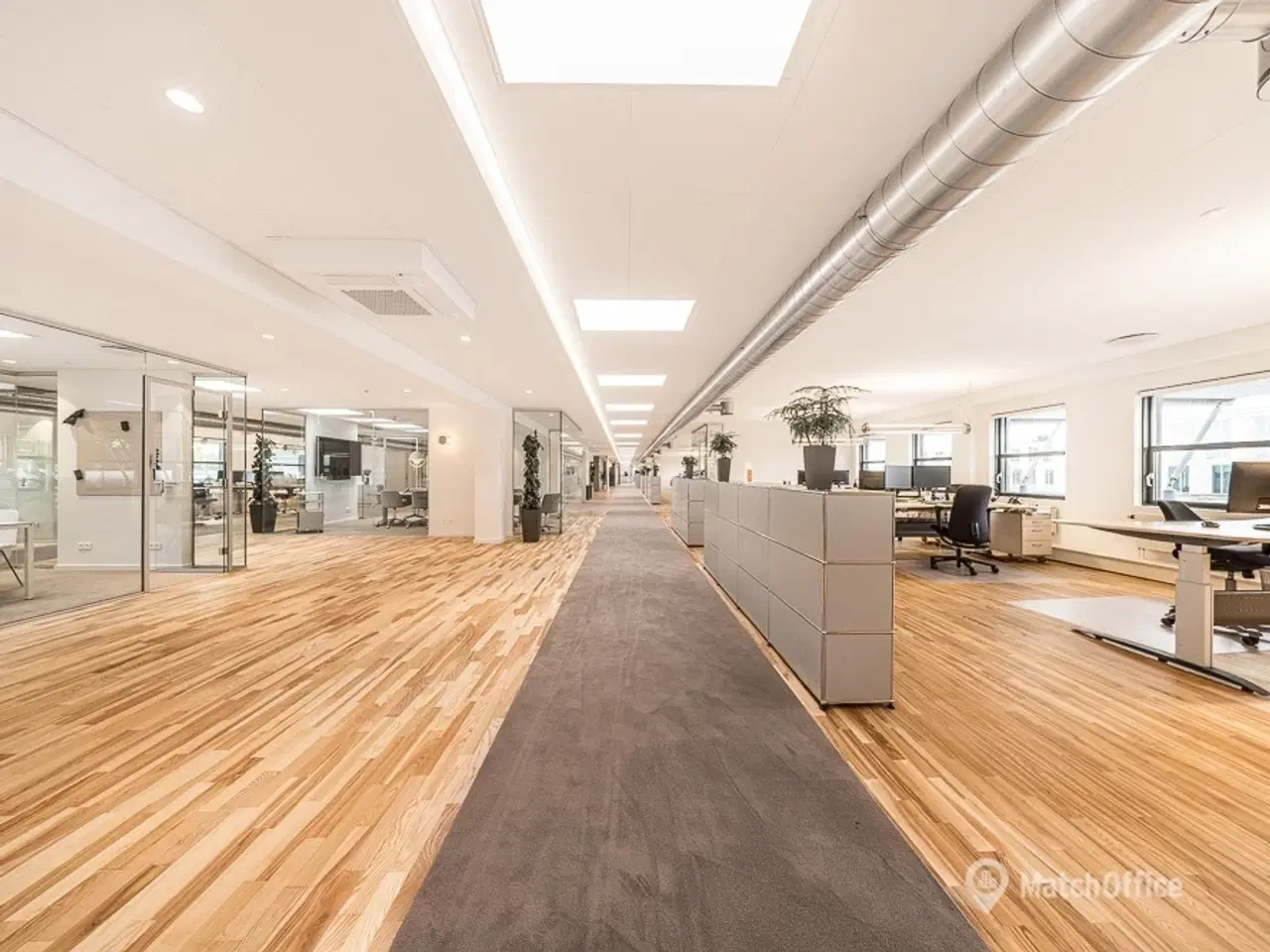 Billede 6 - Kontor med lys fra alle sider på 1. sal