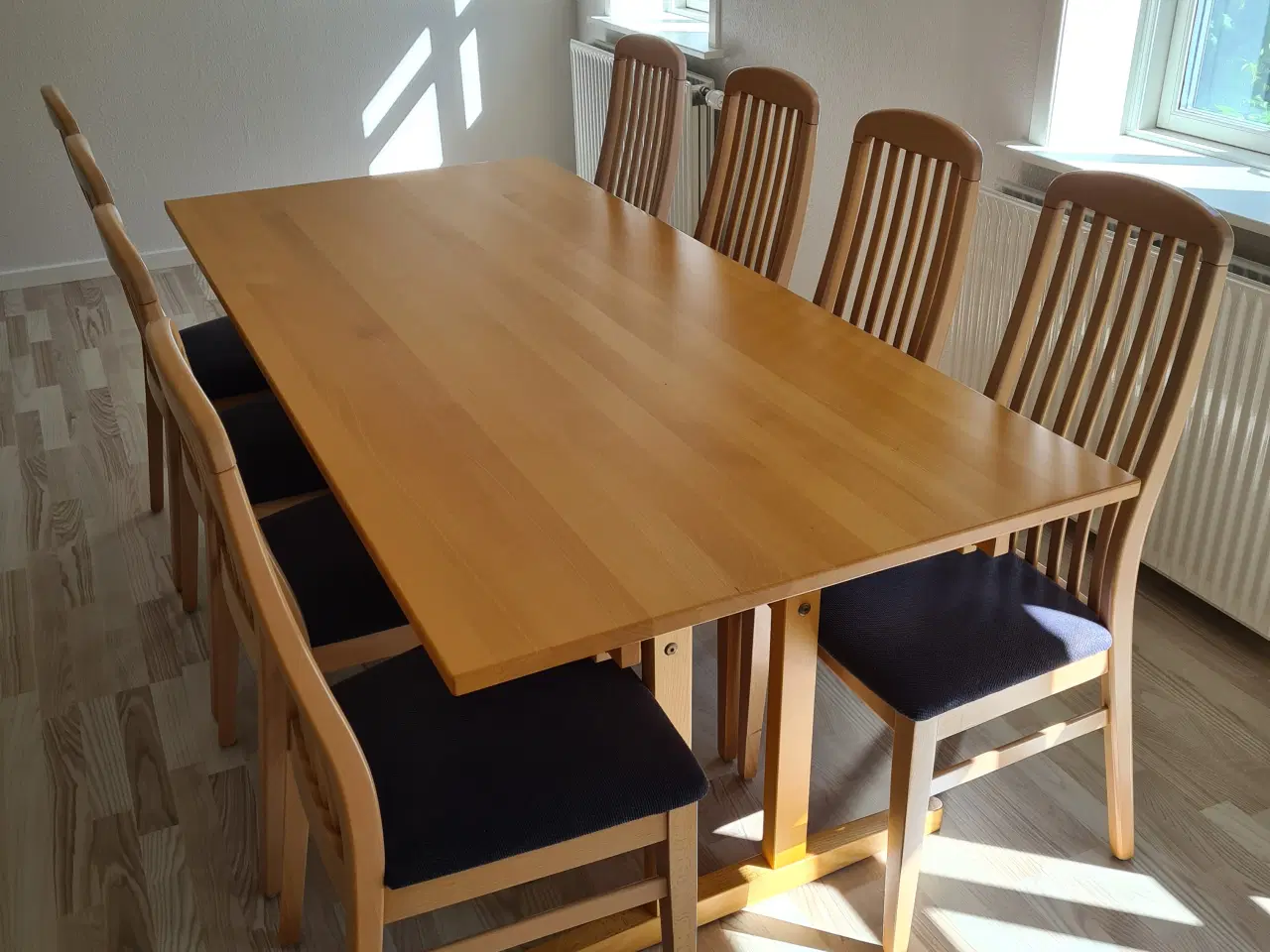 Billede 2 - Lakeret bøg bord og 8 stole