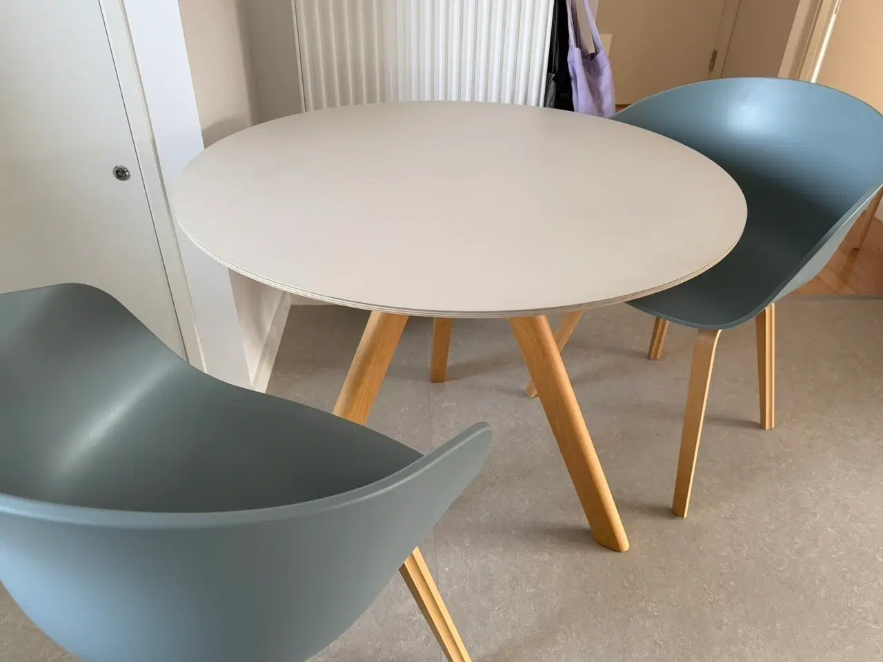 Billede 1 - HAY cph20 spisebord i linoleum (Ø90cm)