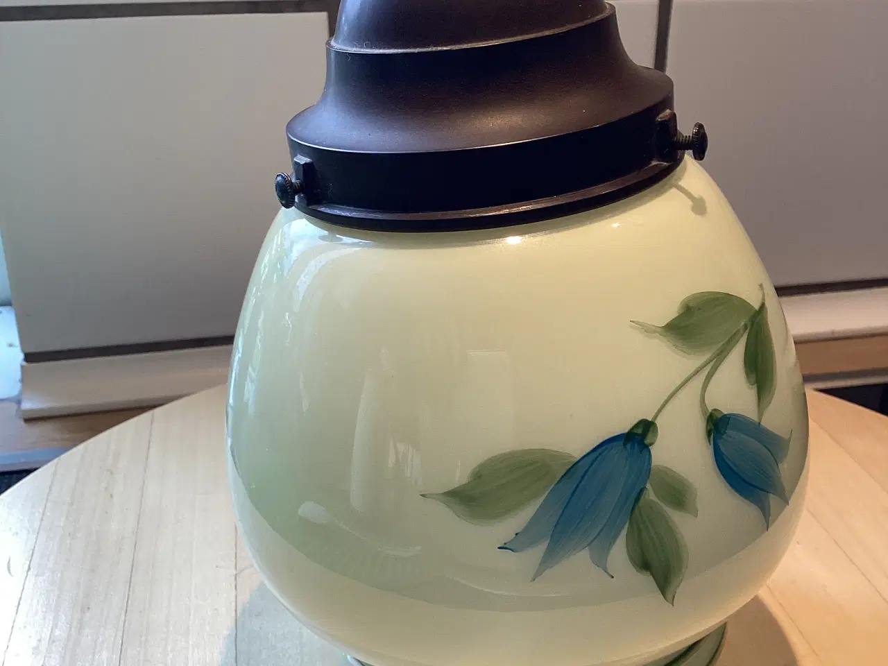 Billede 1 - Ældre pendel i glas med håndmalet blomster,