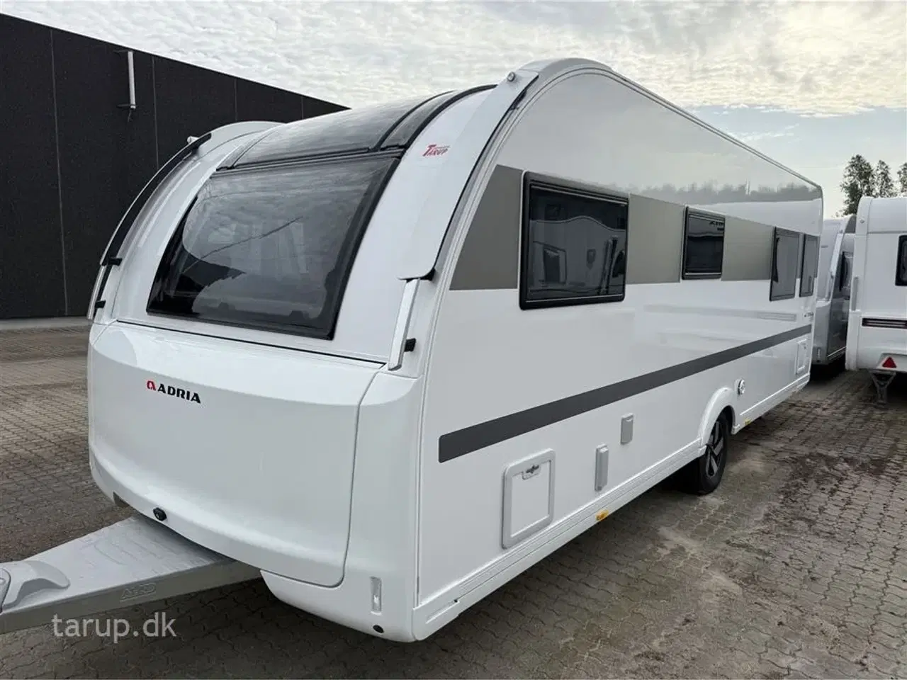Billede 8 - 2026 - Adria Alpina 613 UT   Enkeltsenge med elevation, ende-badeværelse, rundsidde-gruppe, ALDE varme, panorama-vindue,