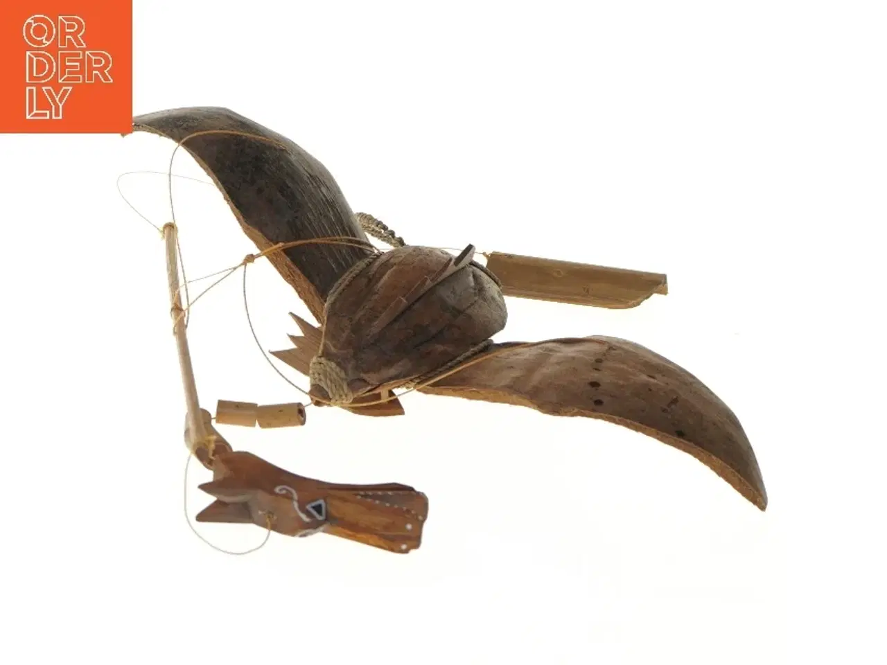 Billede 3 - Kokosnød flyve kunst med vinget figur (str. 30x35 cm)