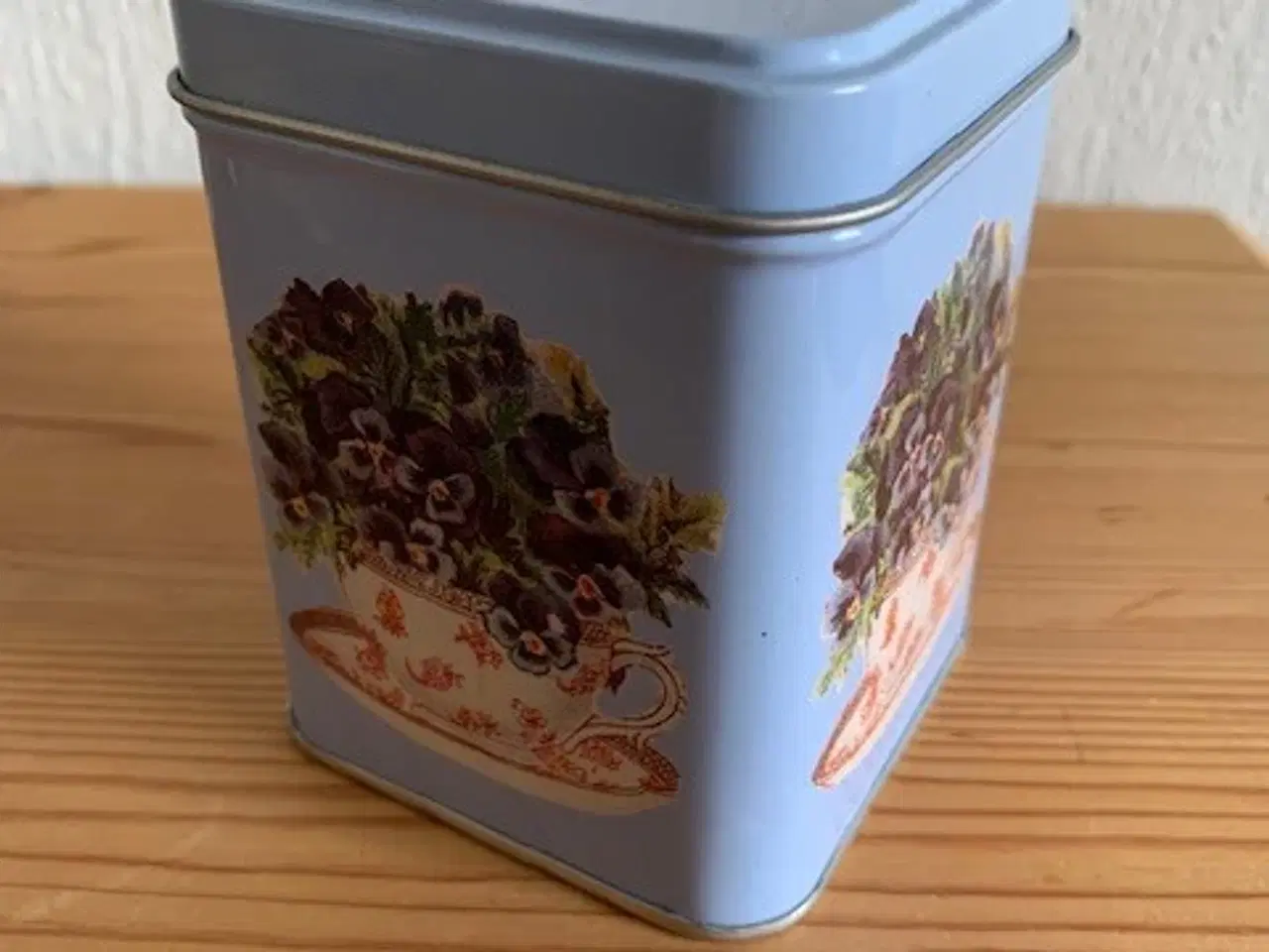 Billede 5 - Saks - køkkenrulleholder - smørsmelter - krus m.m.