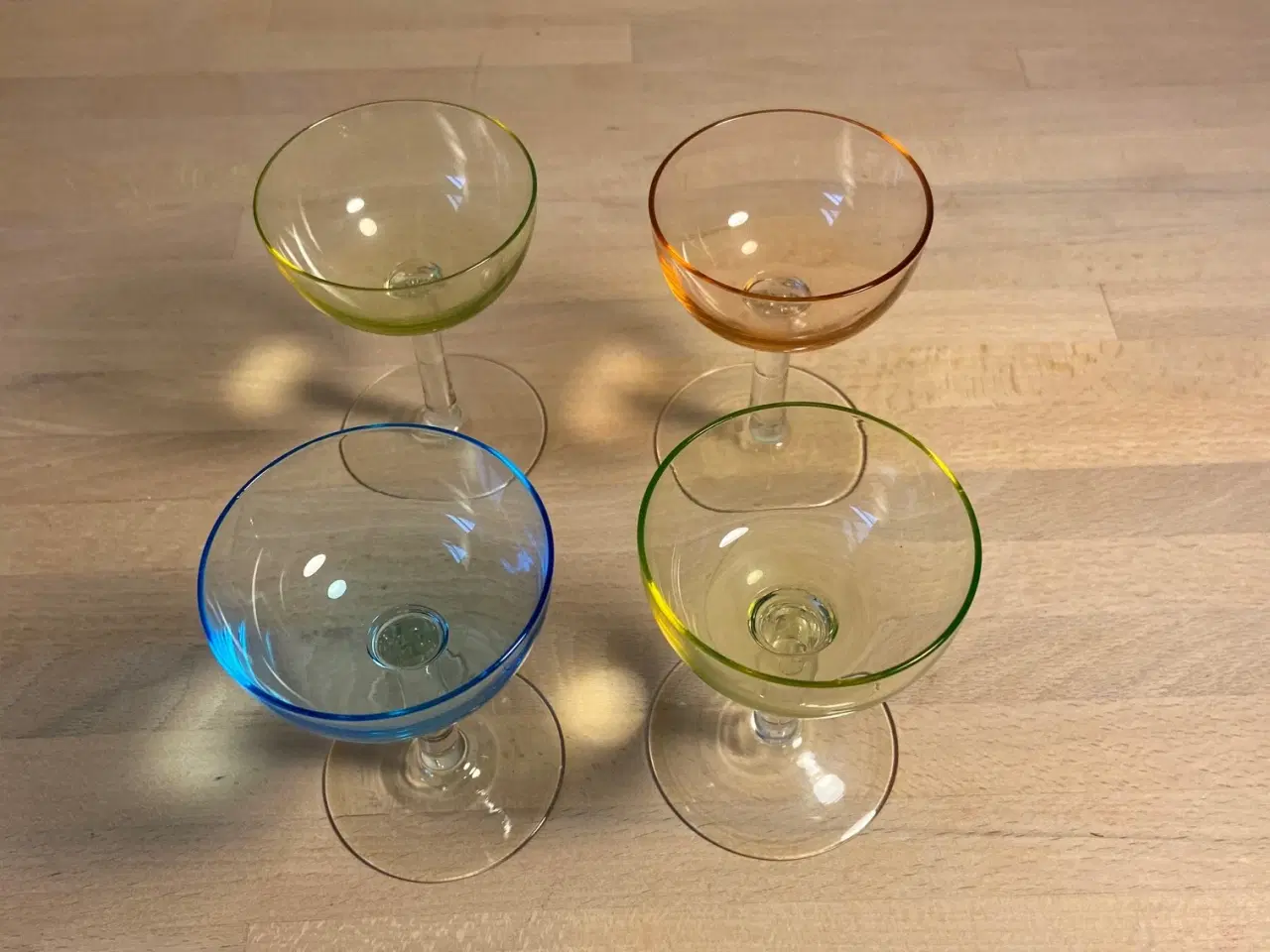 Billede 2 - 4 stk likørskåle i farvet glas