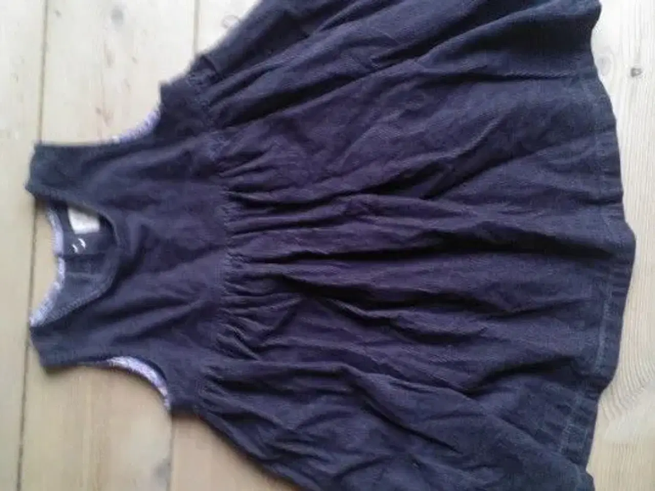 Billede 1 - Richter-kjole i sort fløjl, 2-3 år, ØKO