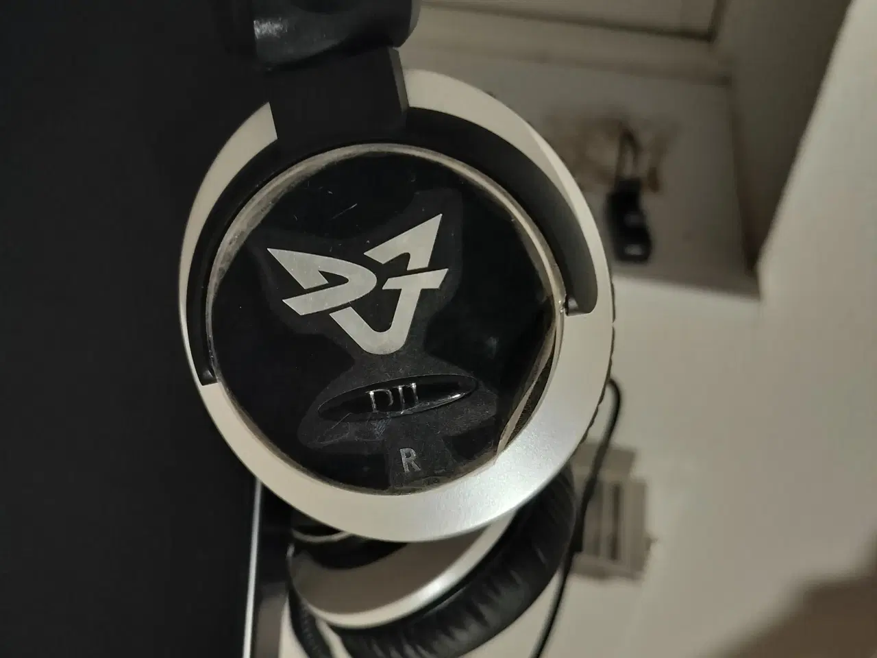 Billede 6 - DJ mixer og bord og højtaler med stativ m.m