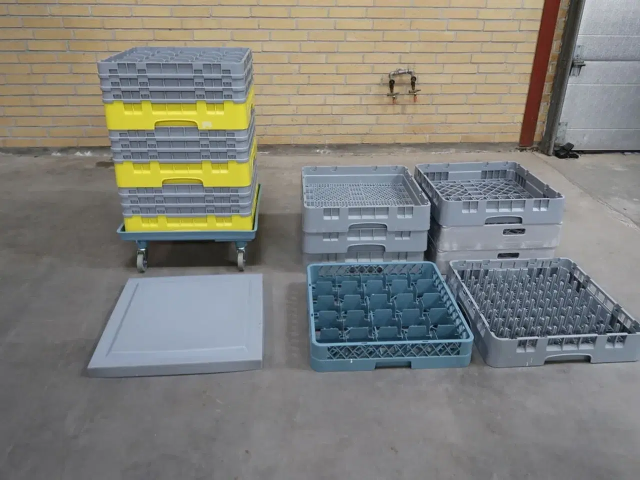 Billede 1 - Lav kurvevogn med 11 stk. opvaskebakker