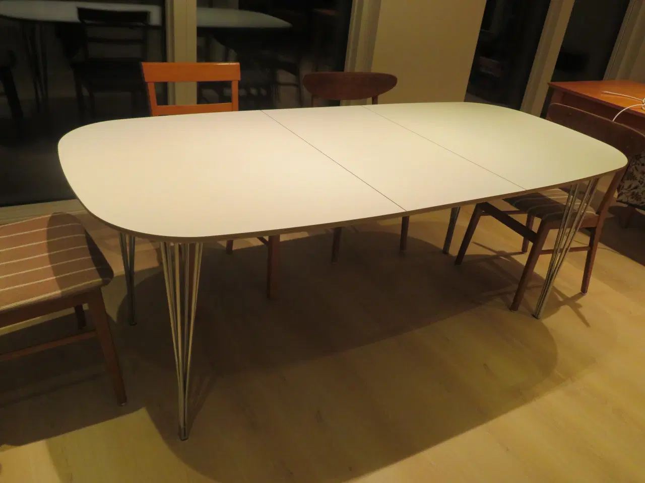 Billede 1 - Spisebord, Haslev, hvidt med stålben