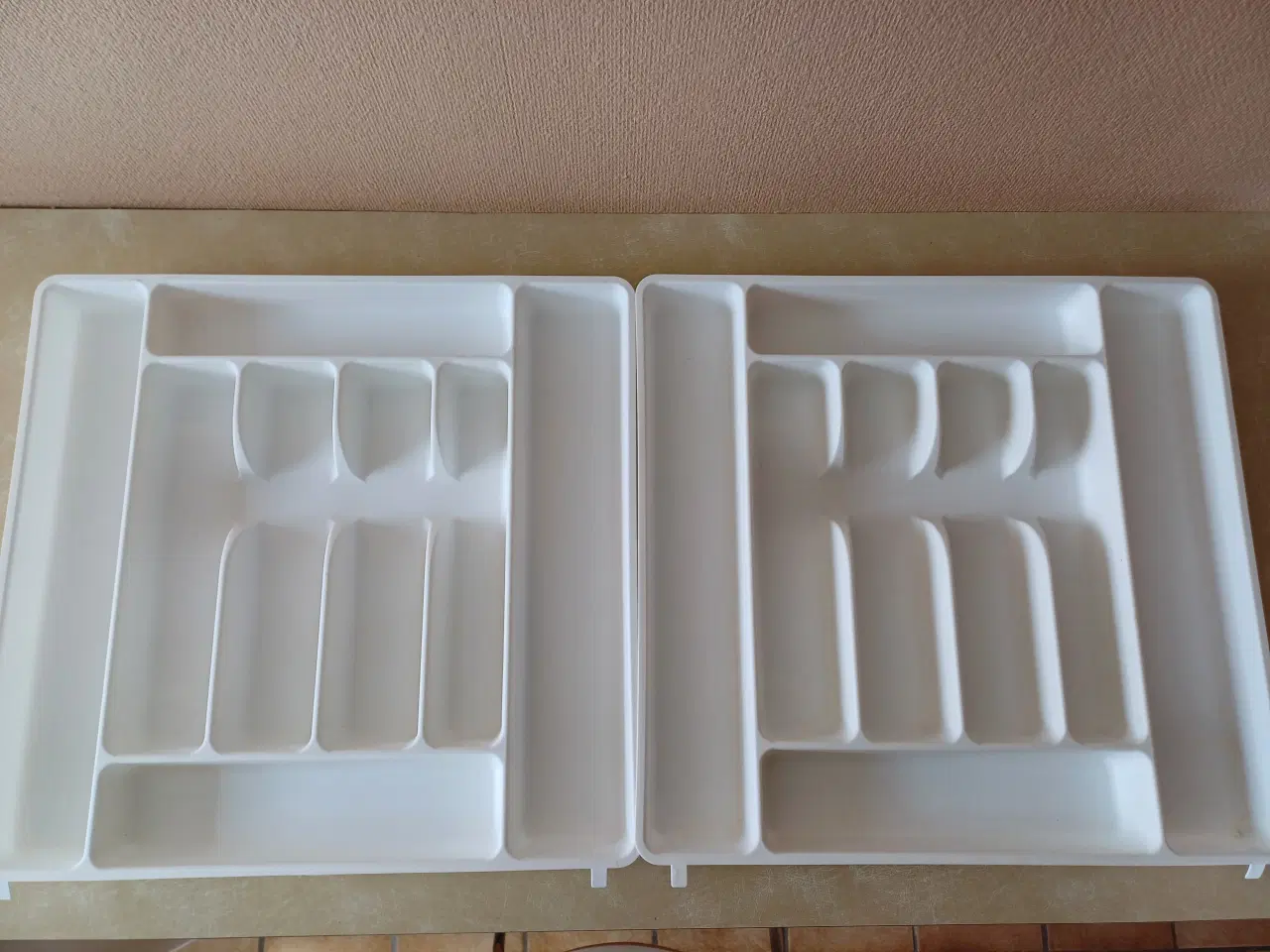 Billede 1 - Bestikbakker 2 stk. nye / ubrugte i hvid plast