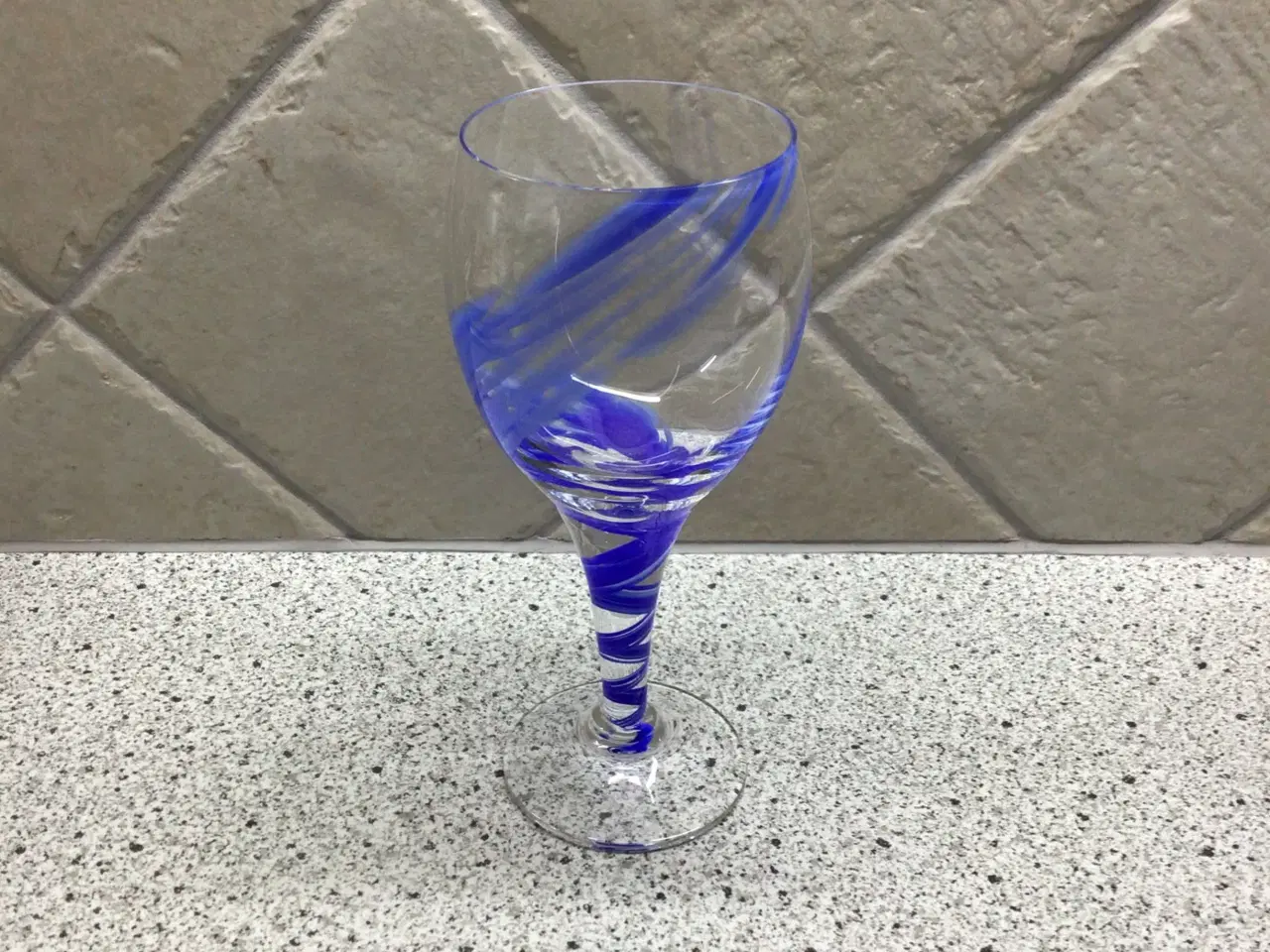 Billede 2 - Mundblæst vinglas på fod med koboltblå mønster