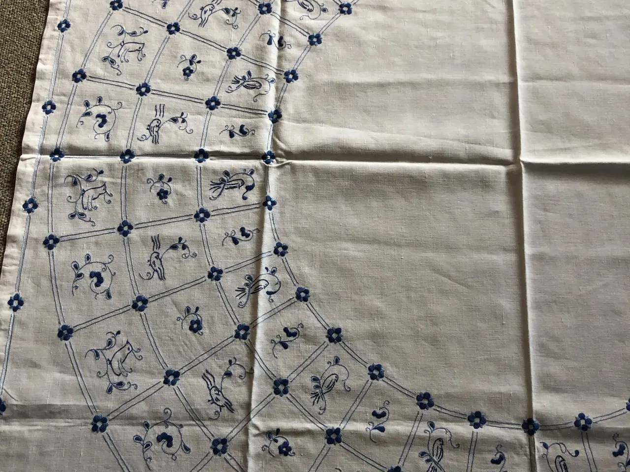 Billede 4 - Broderet dug.  -  Passer til mågestel.