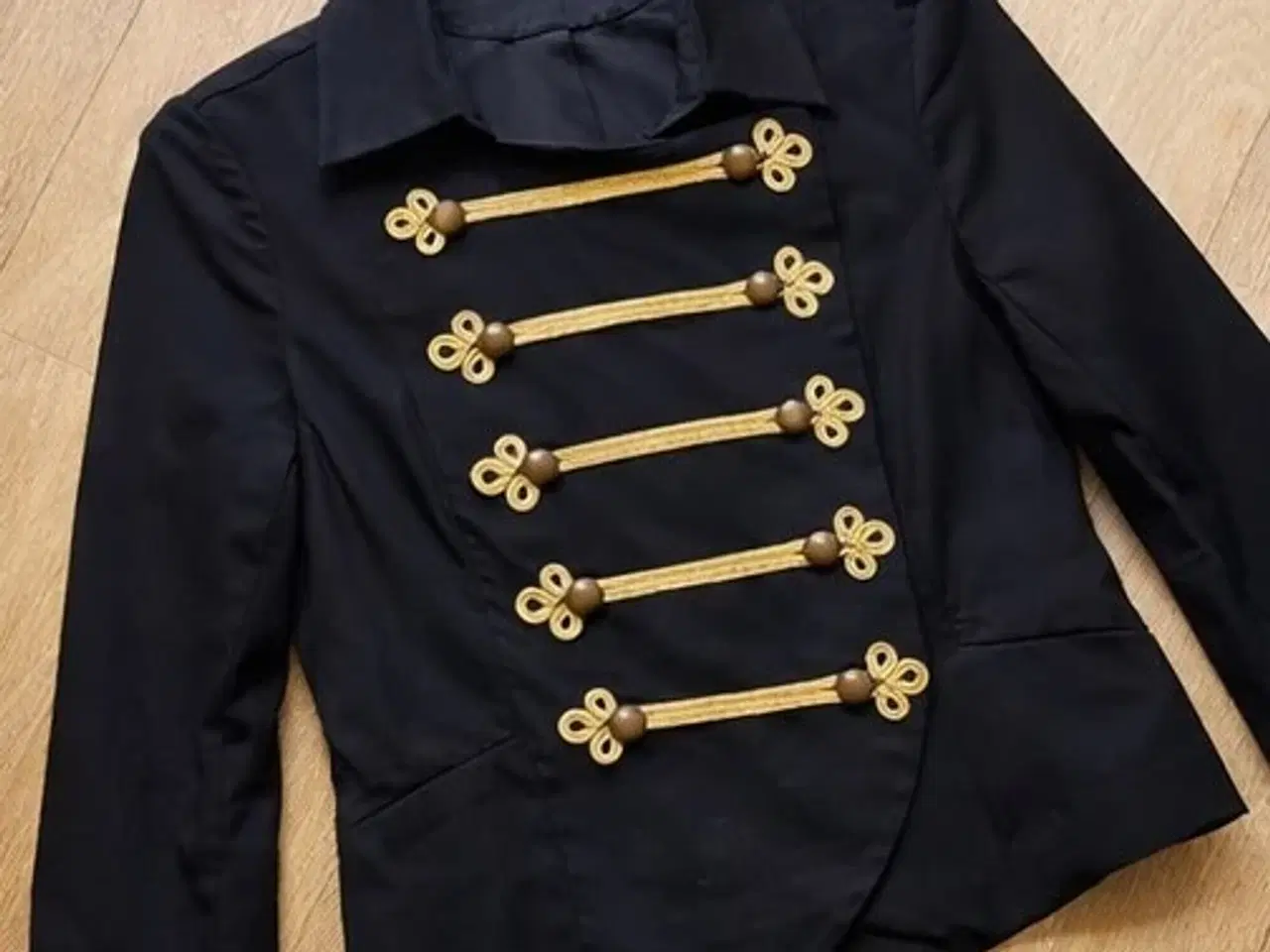 Billede 5 - Jakke med guldtrenser foran