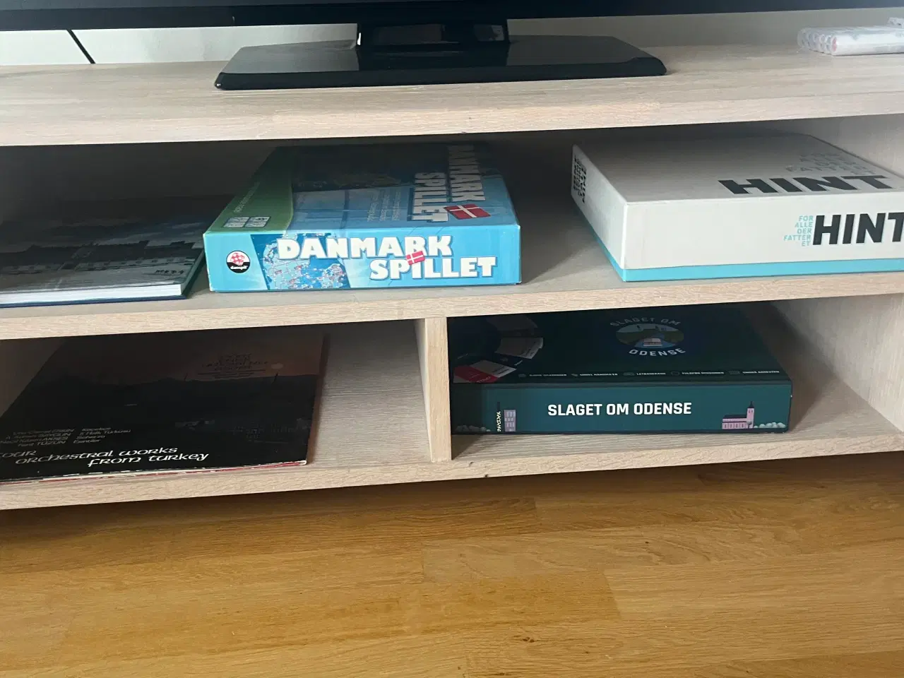 Billede 4 - TV-bord med skuffer og hylder