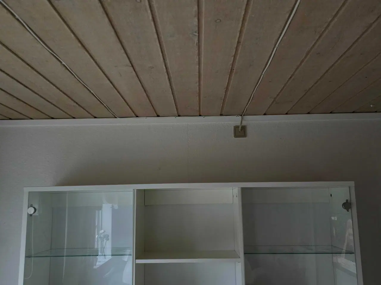 Billede 2 - Hvid vitrine med glaslåger 