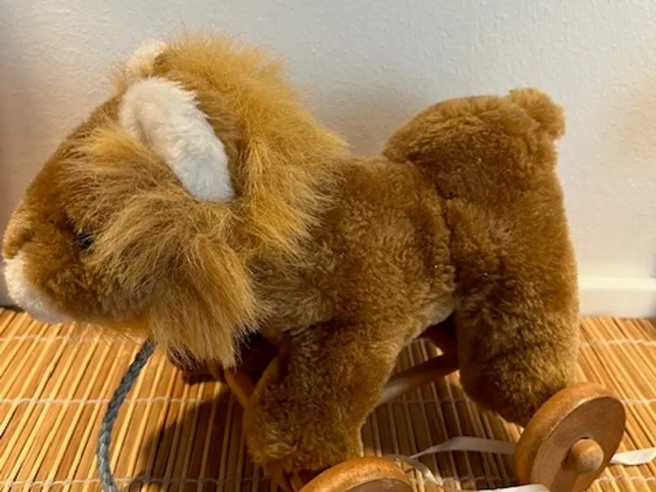 Billede 2 - Sød PEEK træk-løve på hjul – Klassisk legetøj i bl