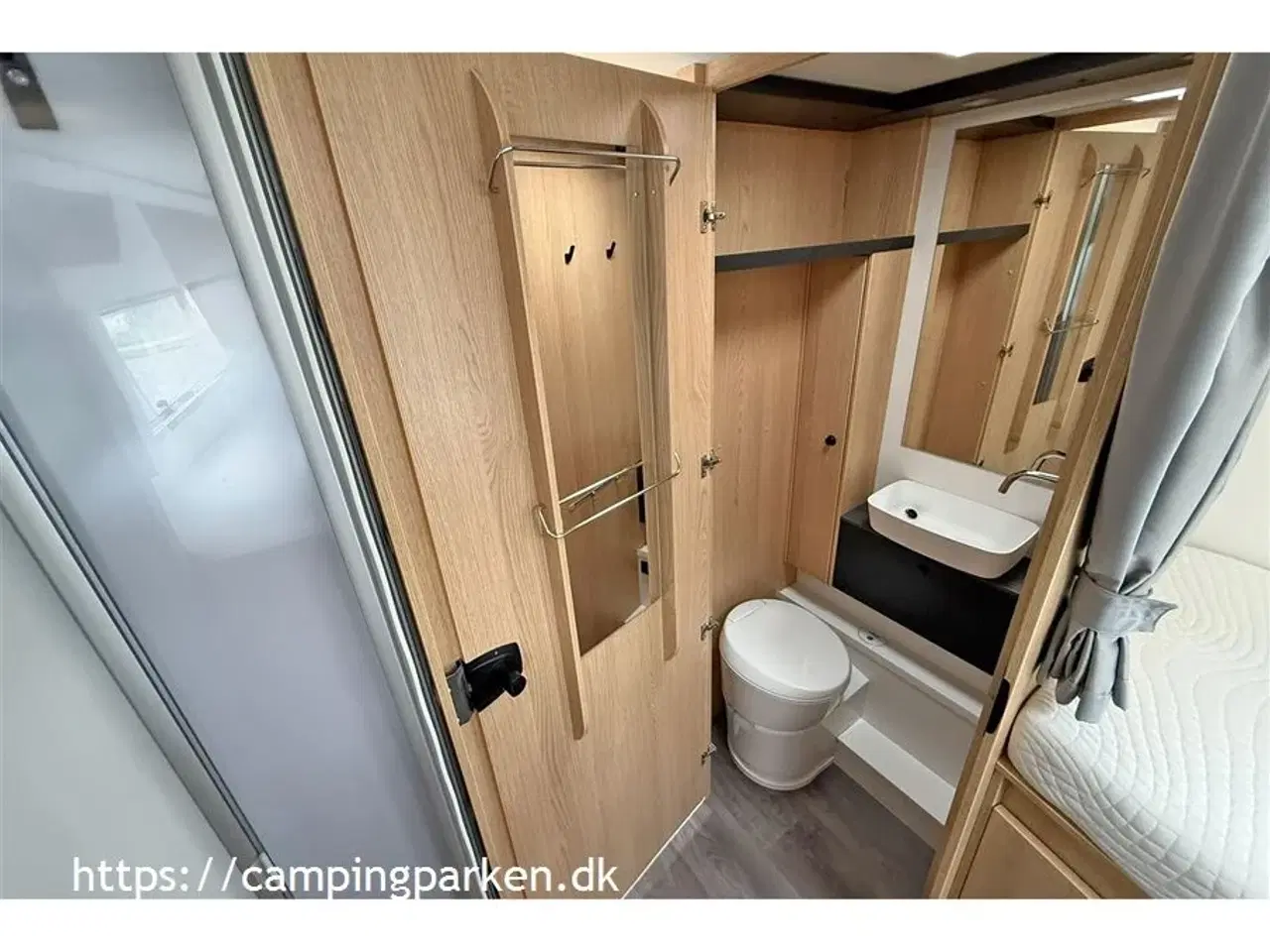 Billede 13 - 2023 - SunLight   Nyere brugt Sunlight T68 Adventure med sænkeseng, enkeltsenge og 165hk motor