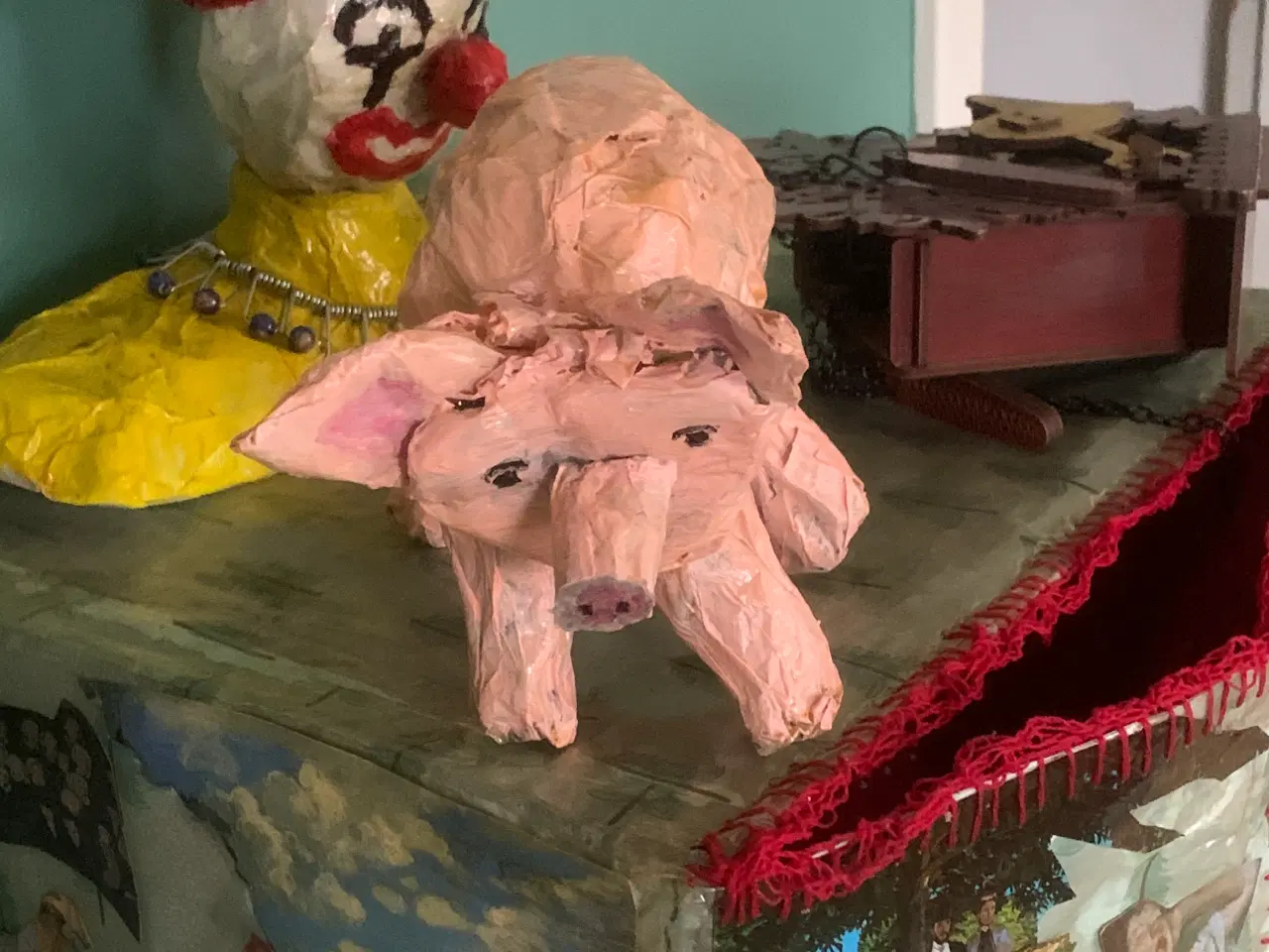 Billede 1 - Lakeret papmachegris. Grissepjokke