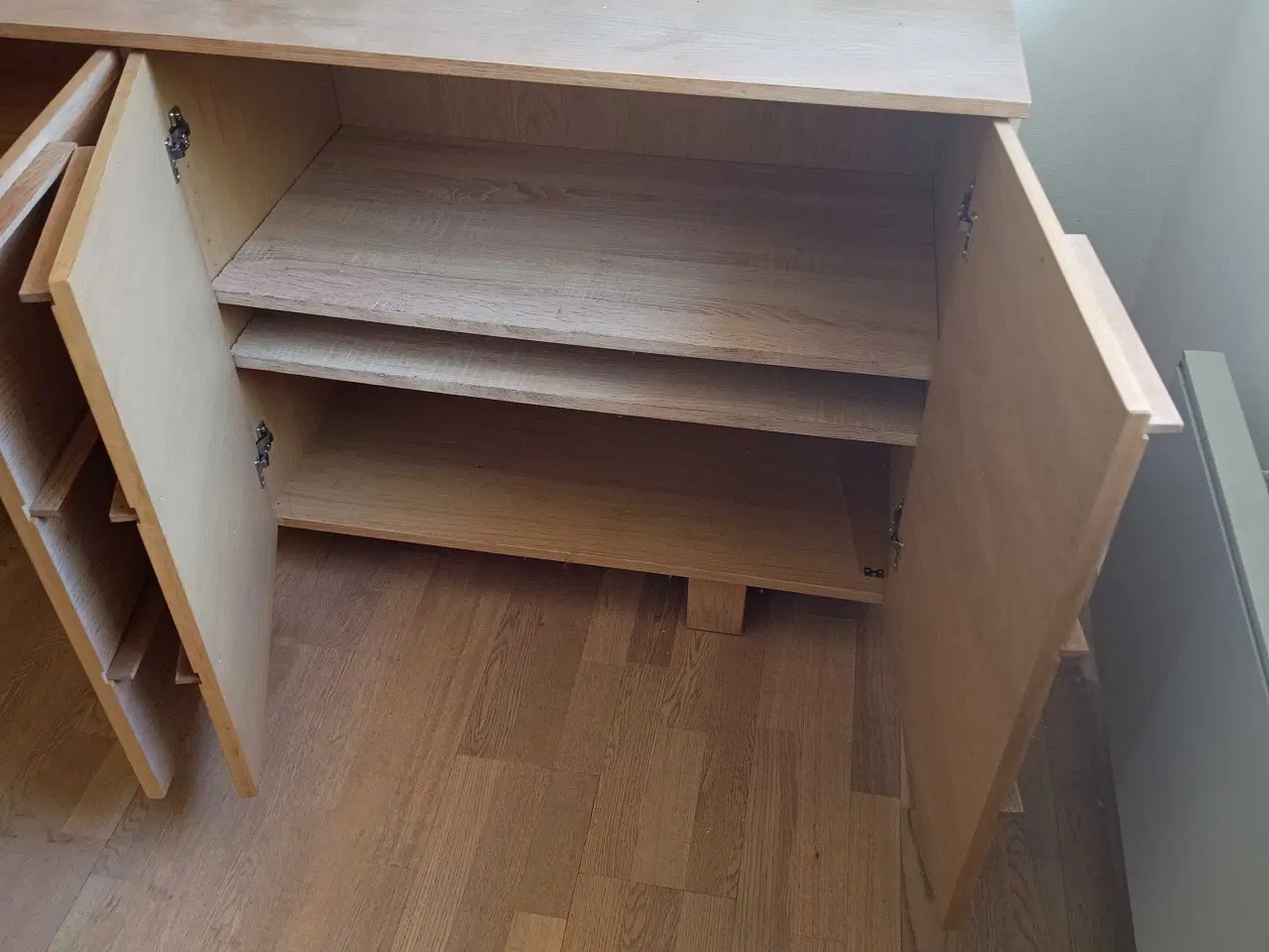 Billede 1 - Dækketøjskab