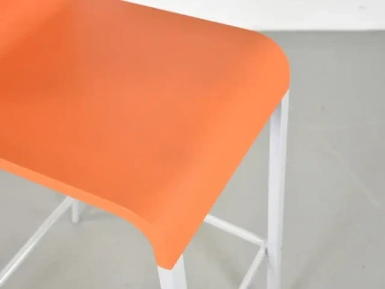 Billede 9 - Vitra .03 barstol i orange på grå stel