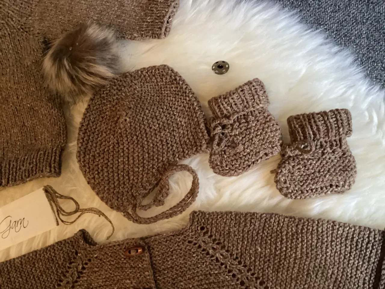 Billede 2 - Håndstrikket sæt : Rilletrøje, hue, vanter mm