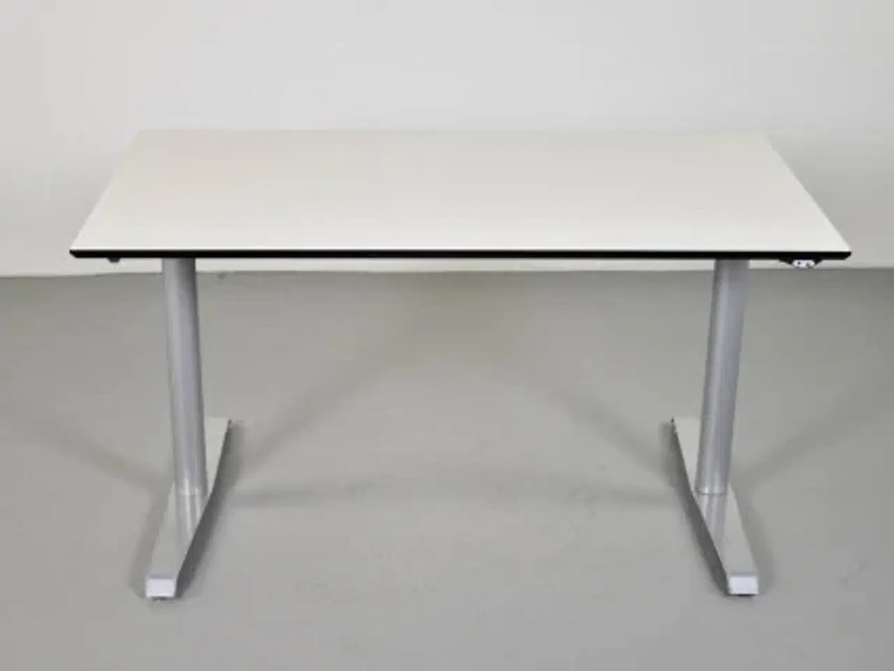 Billede 1 - Hæve-/sænkebord med hvid plade, 140 cm.