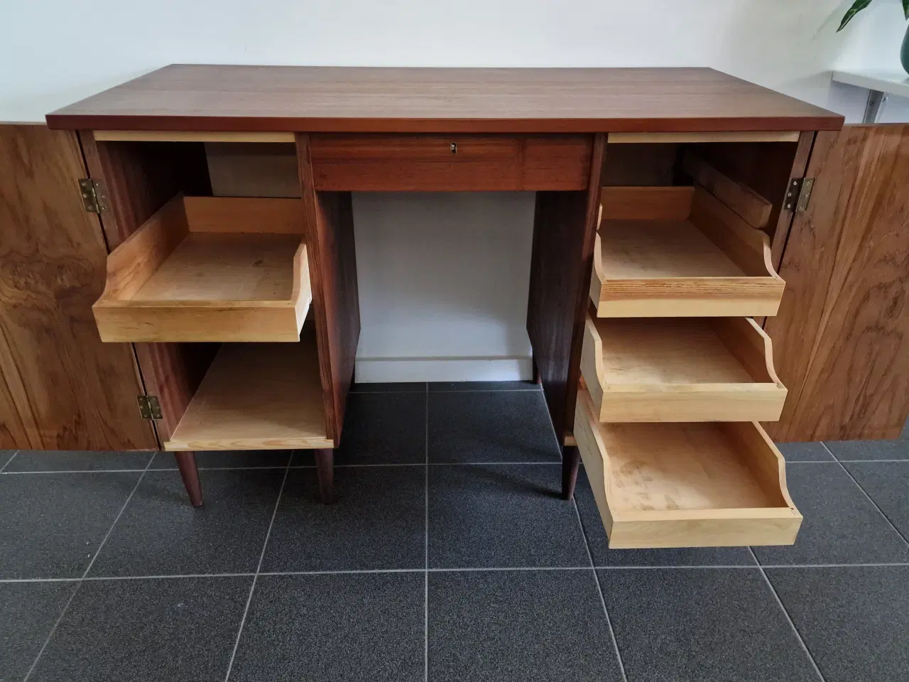 Billede 4 - Flot stilrent skrivebord. 