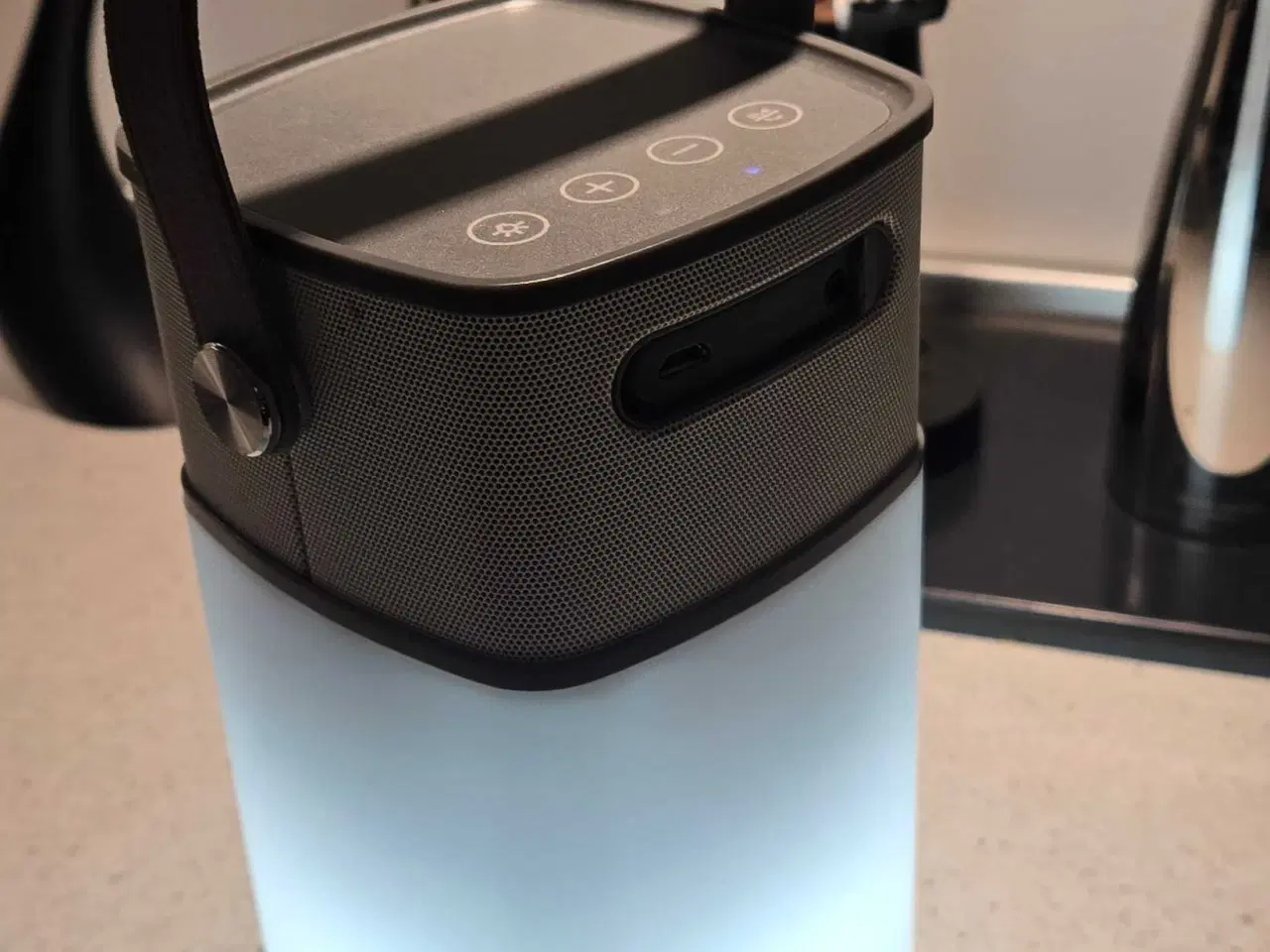 Billede 4 - Lækker højtaler med flot lys og bluetooth forbinde