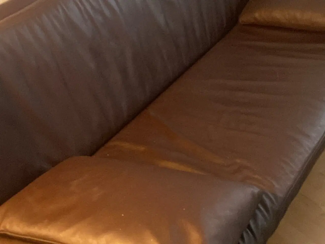 Billede 2 - Arkitekttegnet stilren sofa m/brunt skind