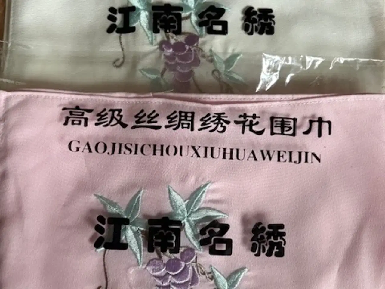 Billede 2 - 2 silketørklæder 48 x 48 cm