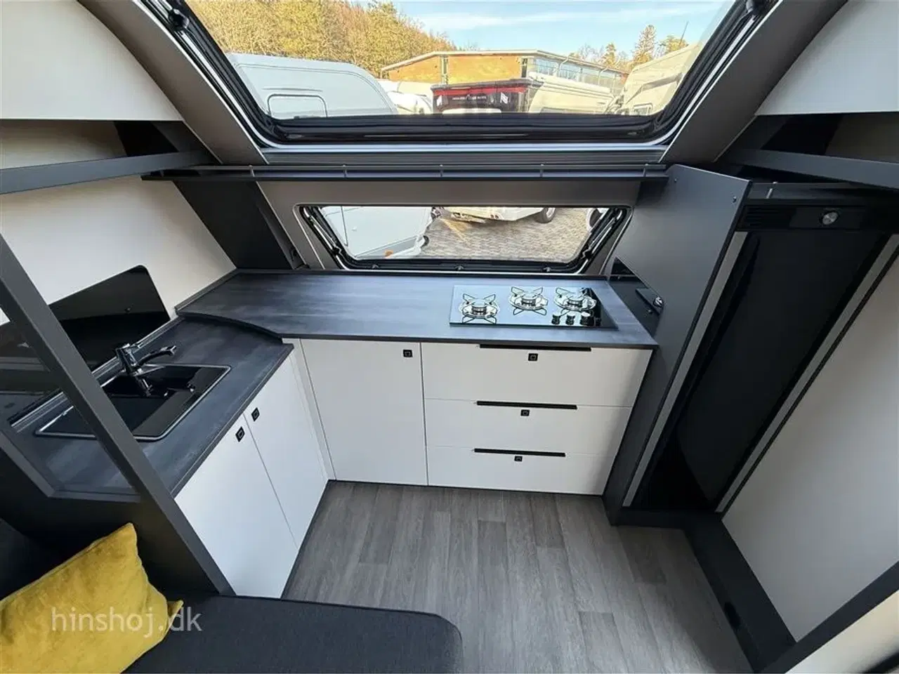 Billede 2 - 2026 - Hobby Maxia 660 WQM Lækker Hobby med fritstående dobbeltseng og front køkken fra Hinshøj Caravan