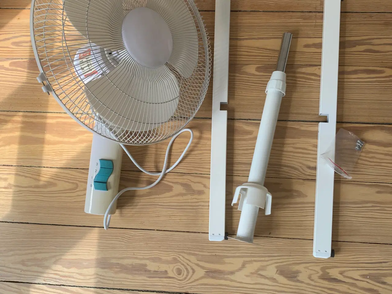 Billede 3 - Støjsvag hvid gulvventilator på fod.