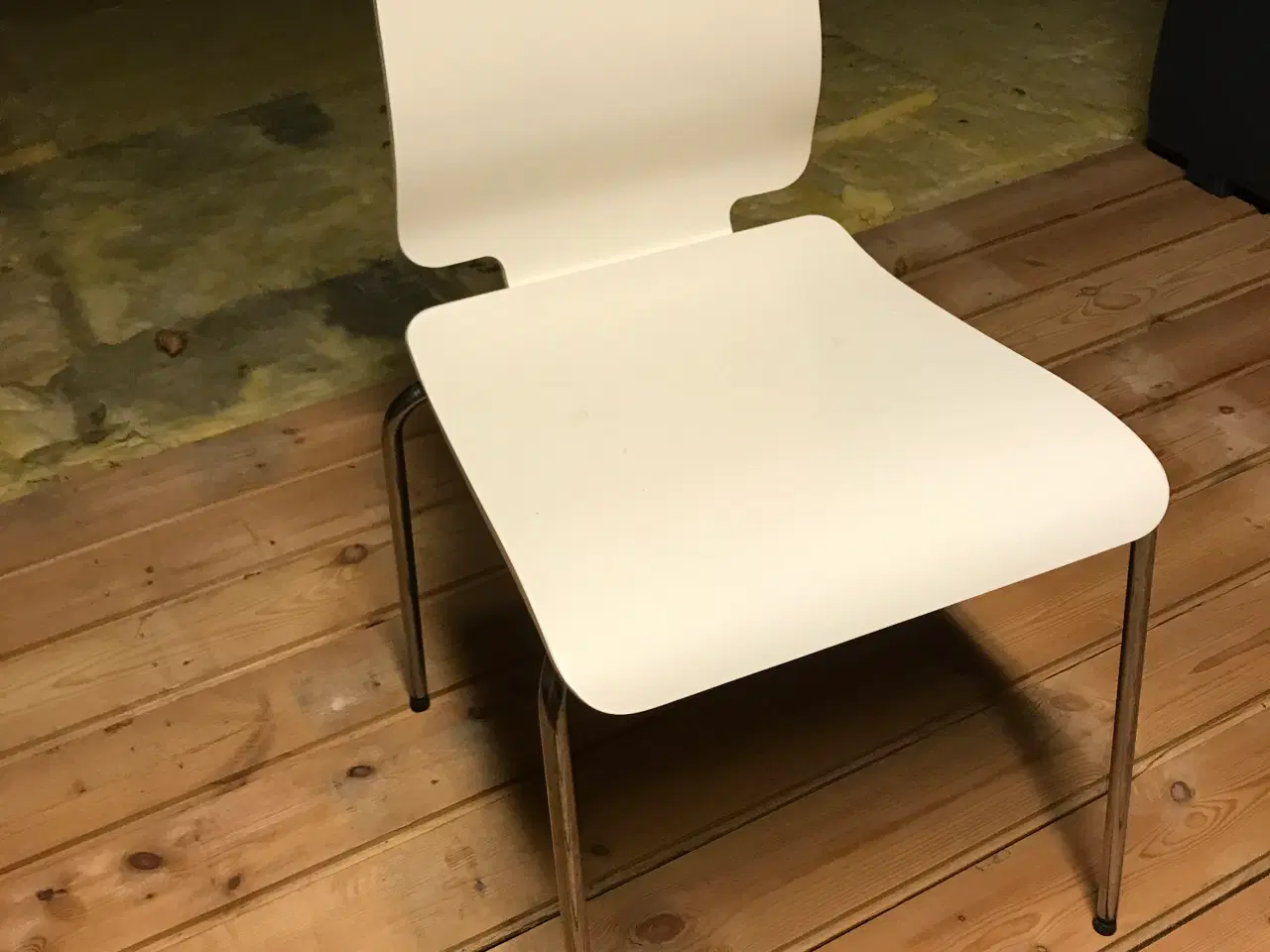 Billede 2 - 4 stole i hvidt træ.  (stabelbare)