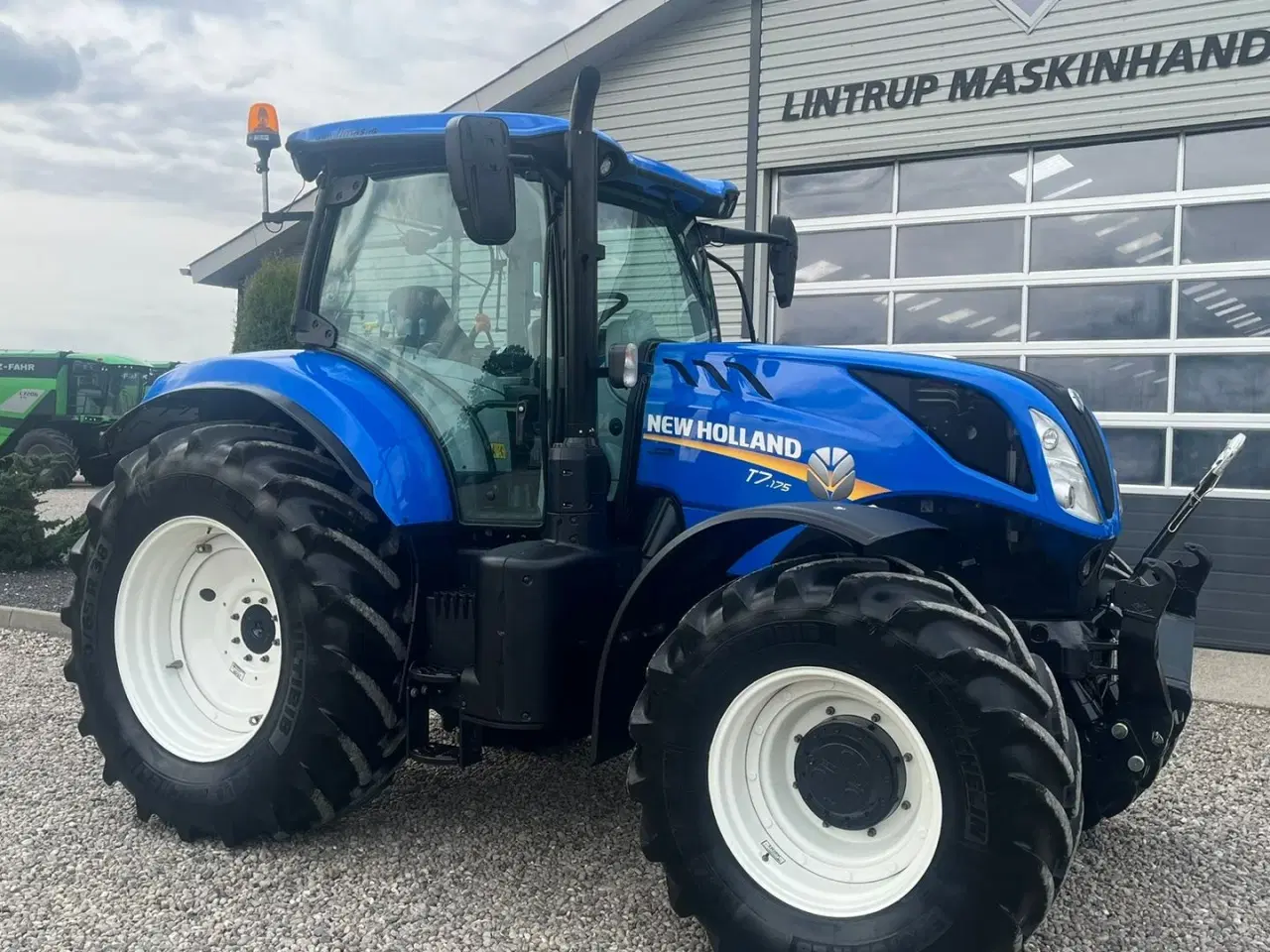 Billede 18 - New Holland T7.175 RangeCommand med frontlift. Meget velholdt gård traktor.
