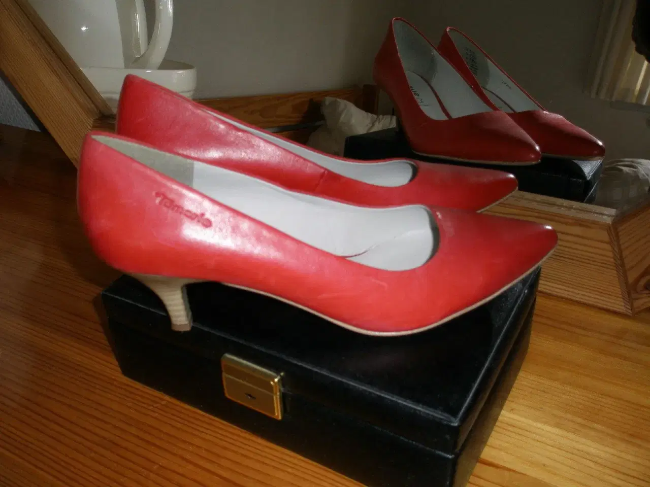 Billede 1 - Tamaris sko/røde 