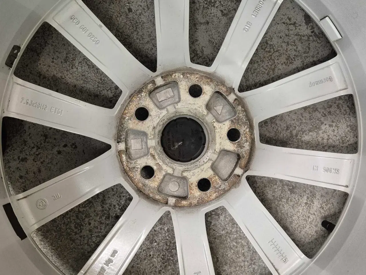 Billede 5 - SKODA 18" ORIGINAL ALUFÆLGE MED NYE SOMMERDÆK 5x11