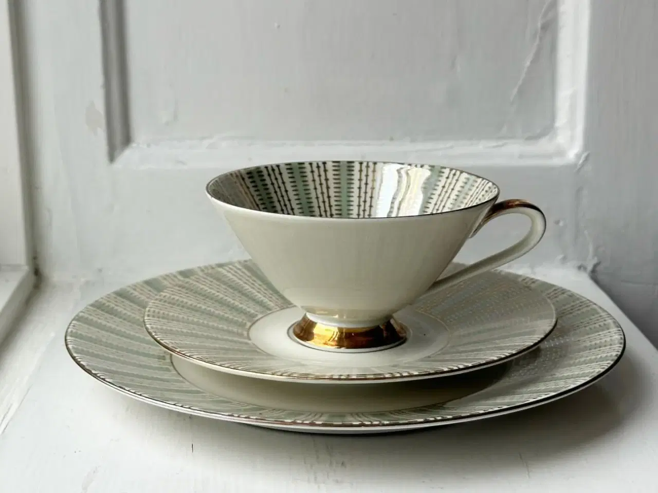 Billede 4 - Triosæt, stor kop m underkop og kagetallerken, metallisk grøn og guld