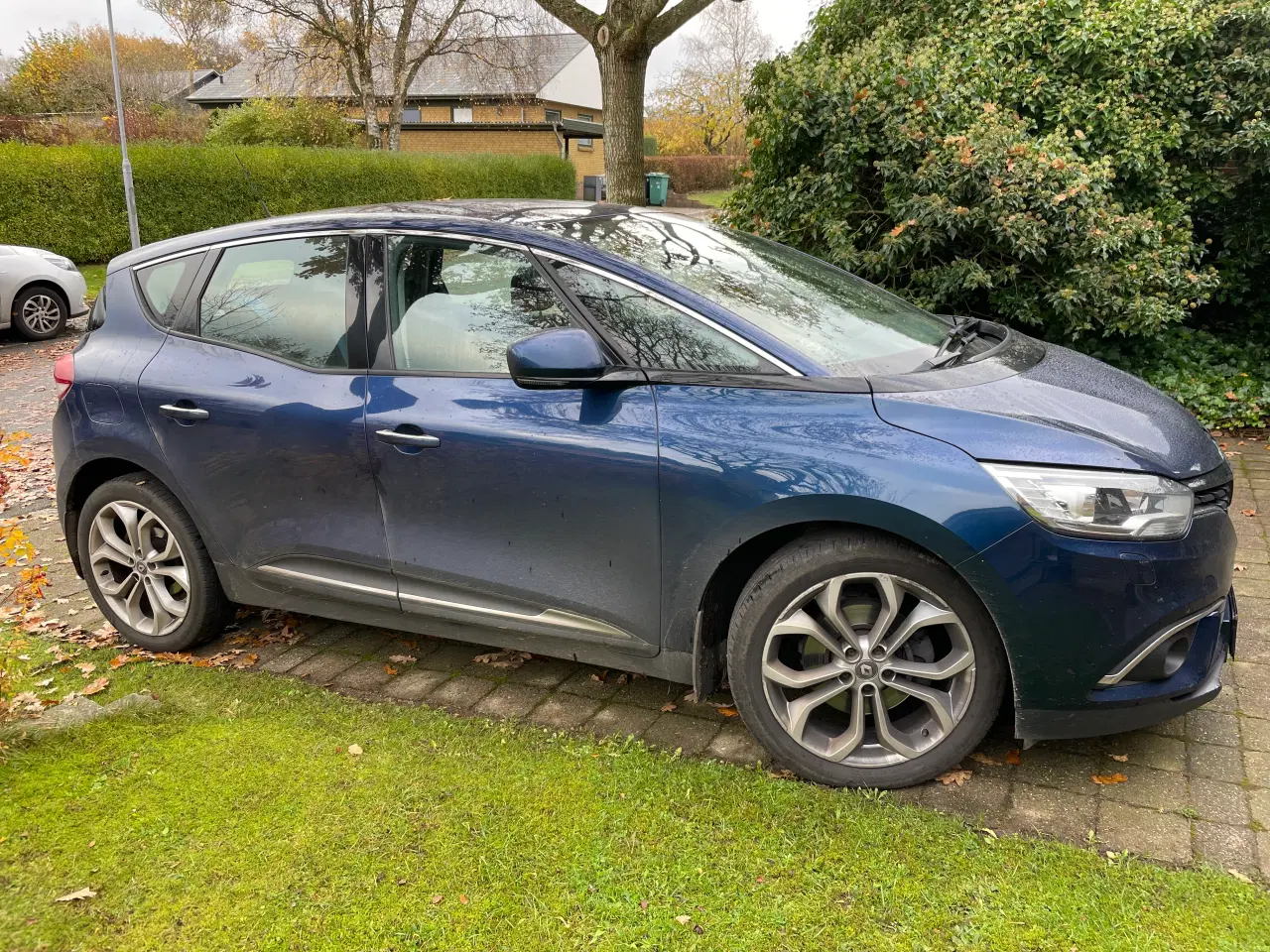 Billede 3 - Tagbøjler og bagagenet