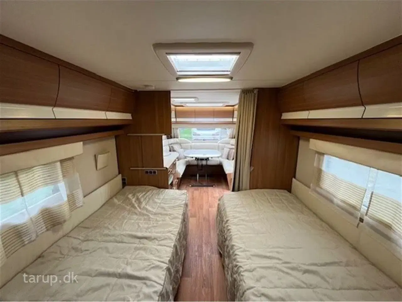 Billede 17 - 2014 - Kabe Royal 590 ETDL KS   Fortelt: Isabella Nordic 300, Truma XT mover, skind i siddegruppe, lysskinne, ALDE varme, vand båren gulvvarme, rundsiddegruppe, enkeltsenge