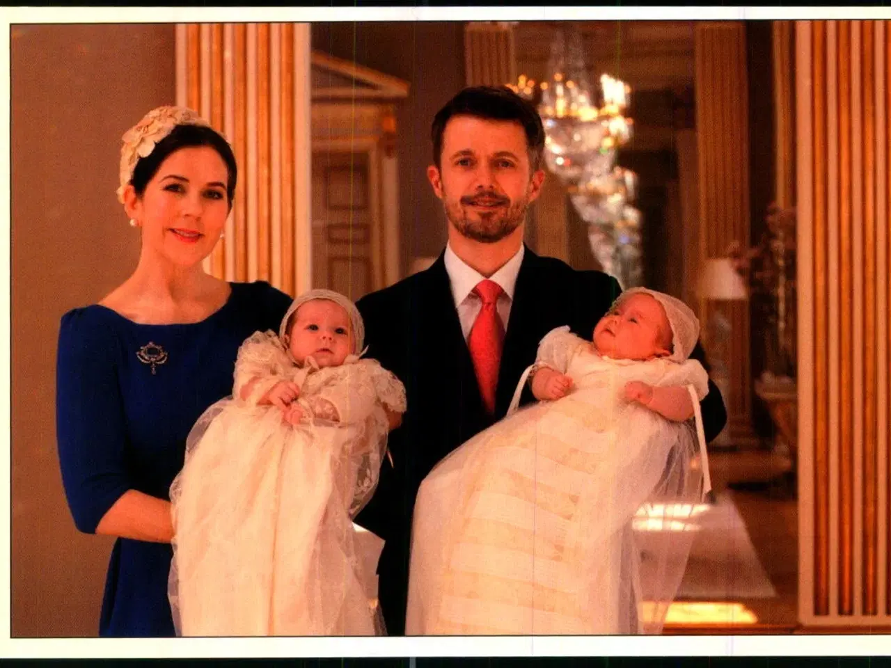 Billede 1 - Kronprins Frederik og Kronprinsesse Mary med tvillingerne på Amalienborg - Trojaborg Roy 27 - Ubrugt