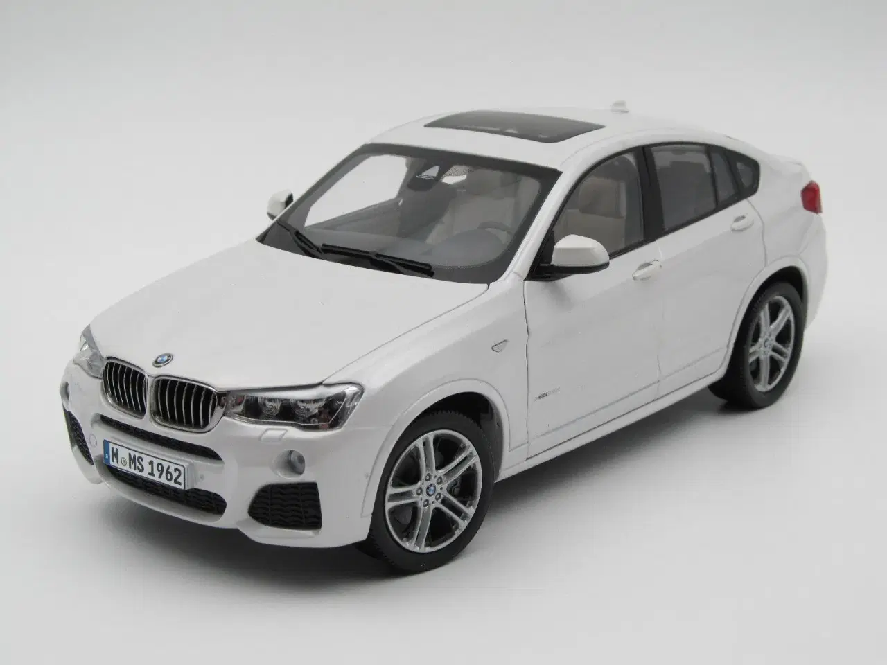 Billede 1 - 2015 BMW X4 F26 1:18  BMW forhandler edition 