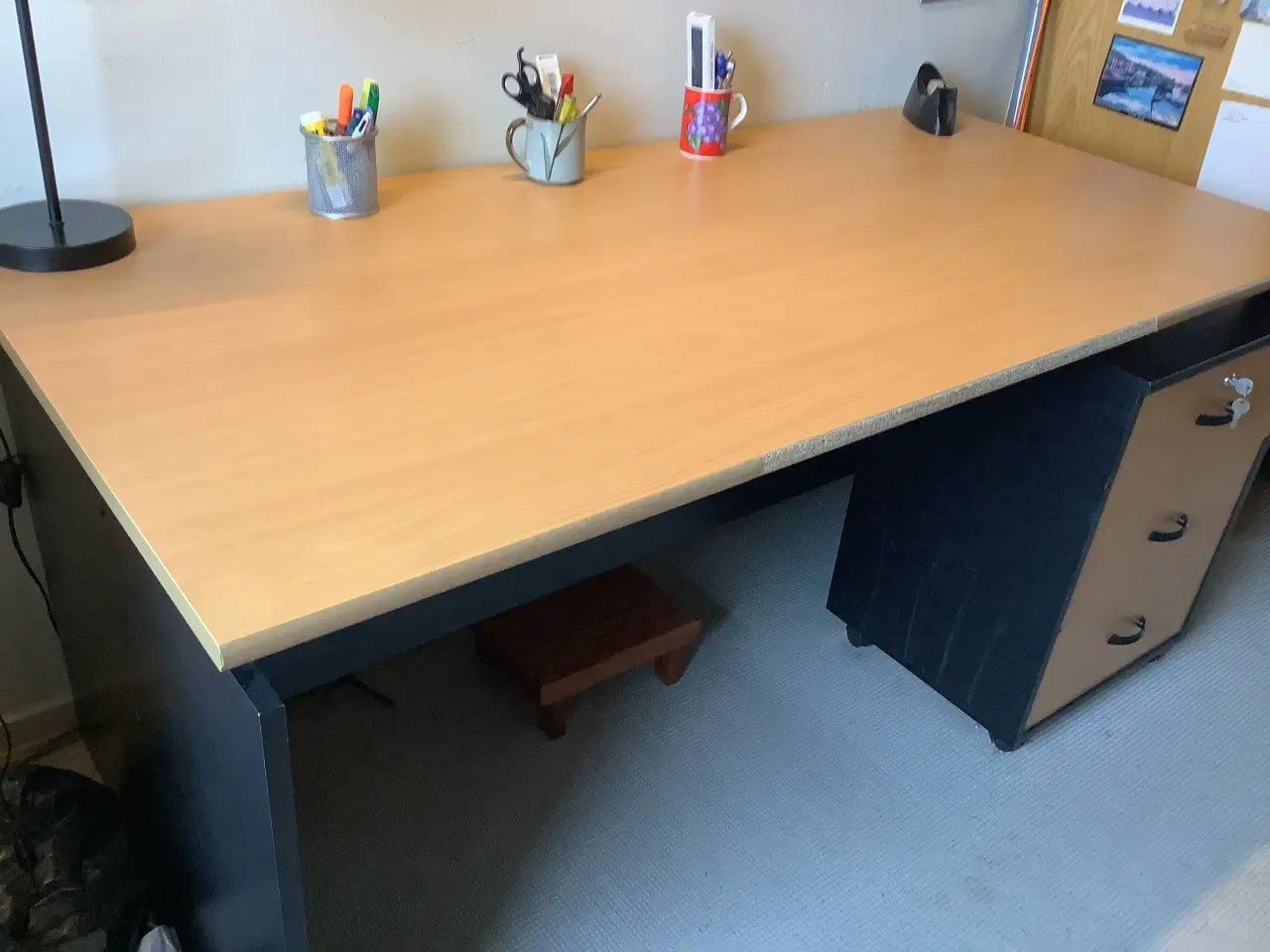 Billede 1 - Skrivebord med flytbar skuffer.