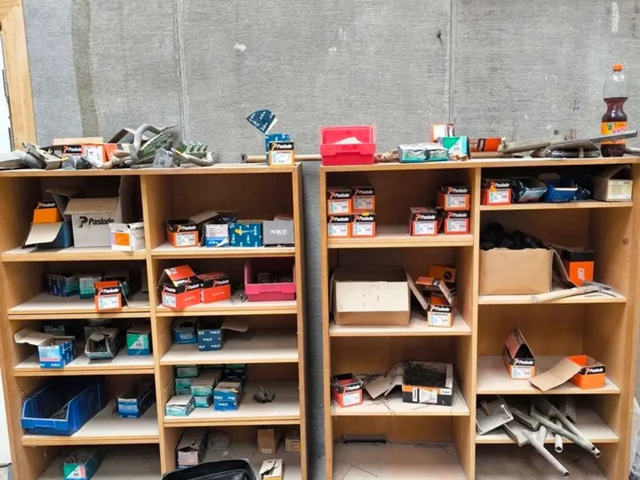 Billede 1 - Indhold begge reoler (PASLODE søm m.v.)