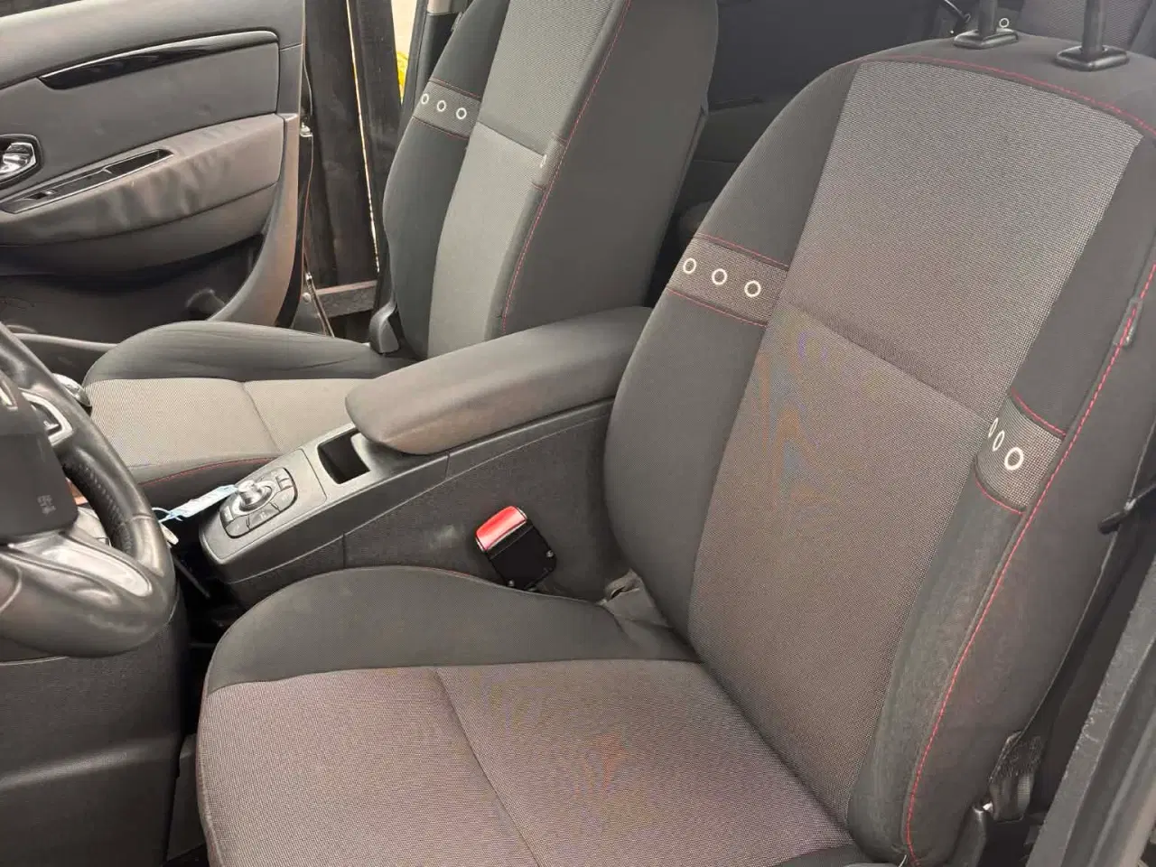 Billede 7 - Fin stor bil med god plads 