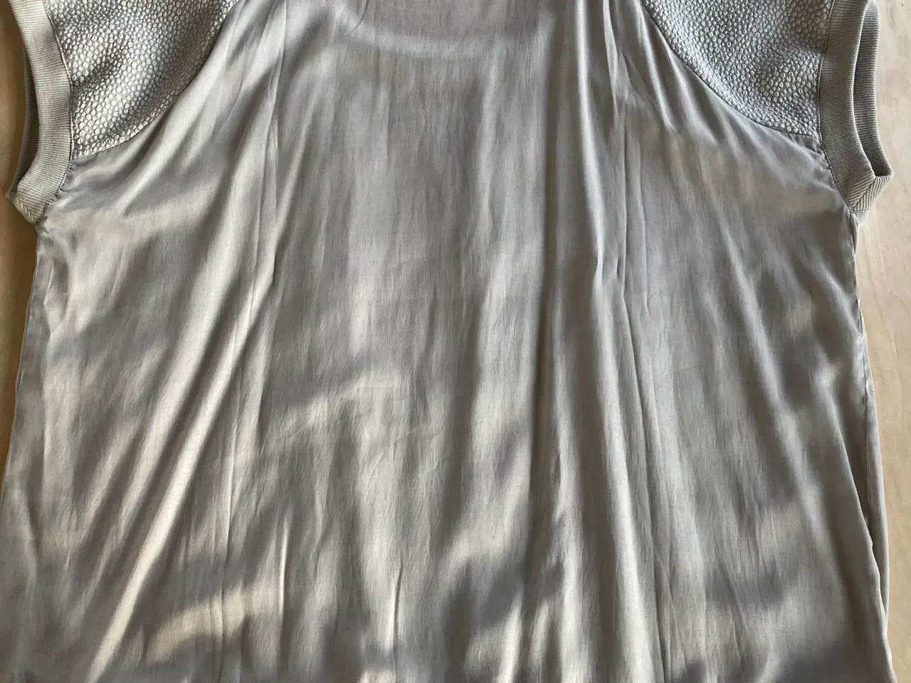 Billede 3 - Grå kortærmet bluse fra House of Soul, str 42