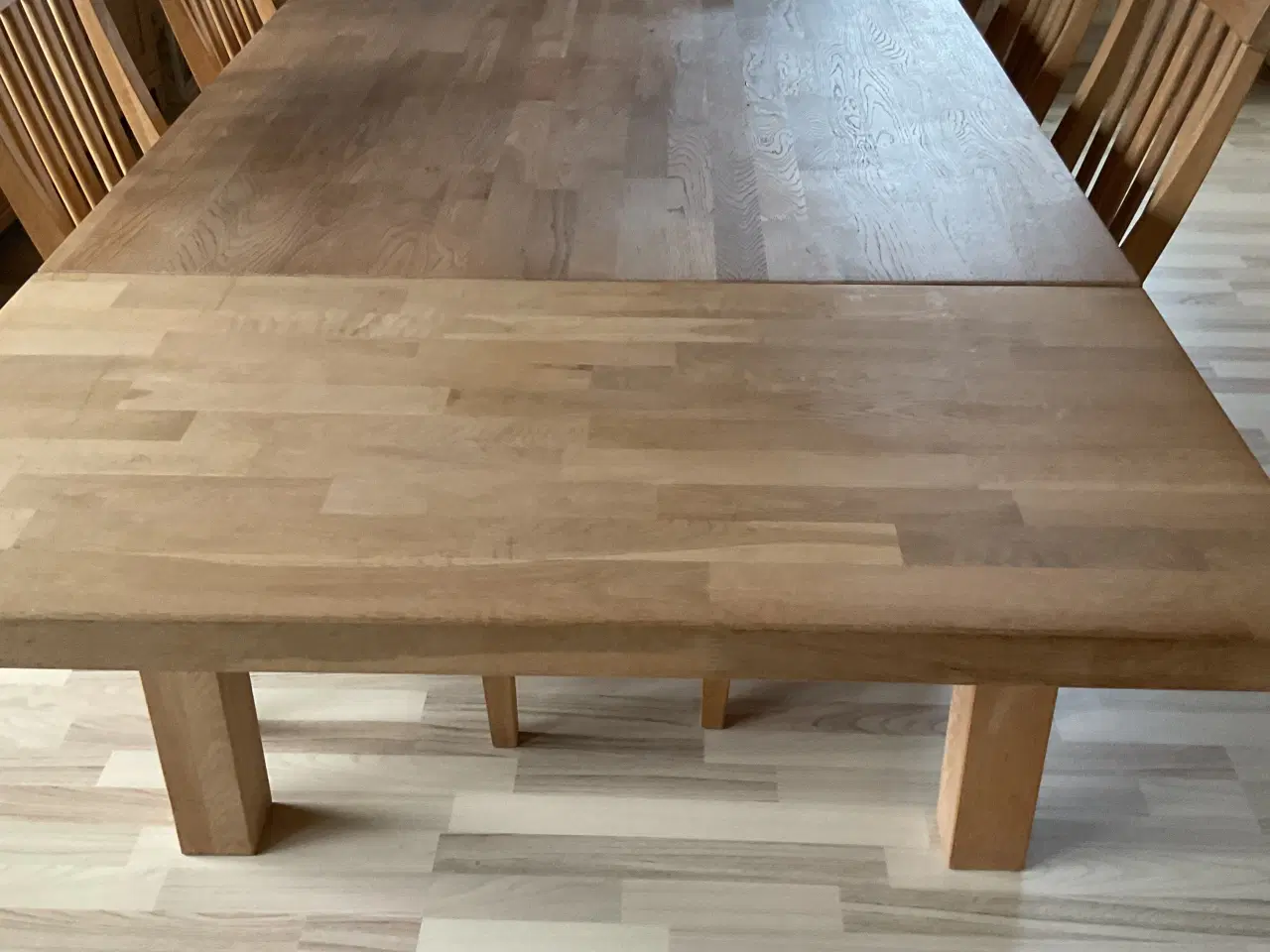 Billede 1 - Spisebord, med 8 stole sælges