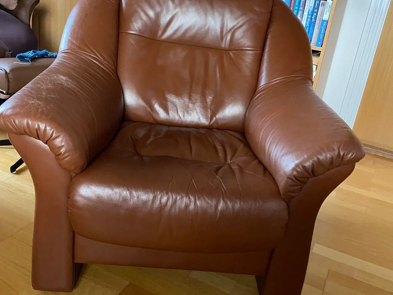 Billede 1 - Rummelig lænestol i brun læder
