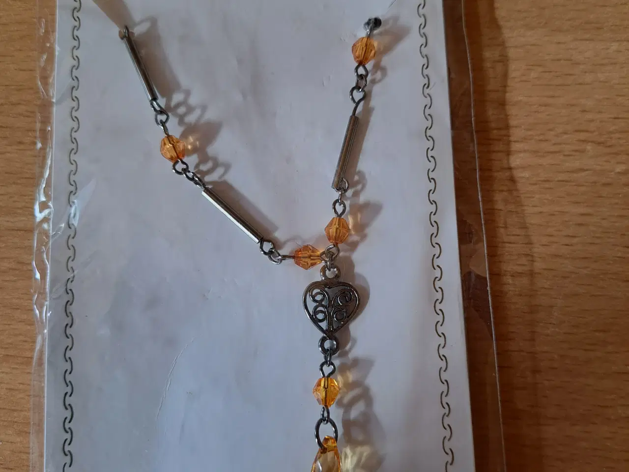 Billede 2 - Halskæde med gyldne perler og en stor gyldne dråbe