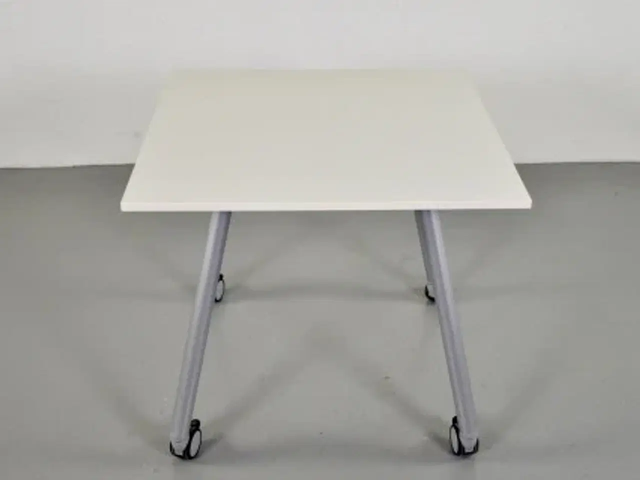 Billede 4 - Cafe-/mødebord med hvid firkantet plade og på hjul