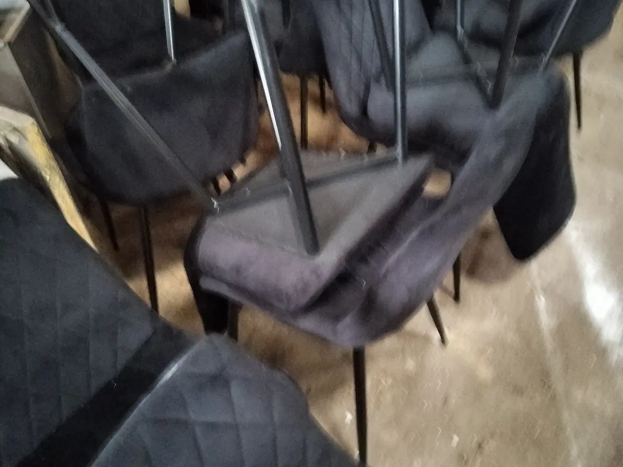 Billede 2 - Lækre sorte velour stole 