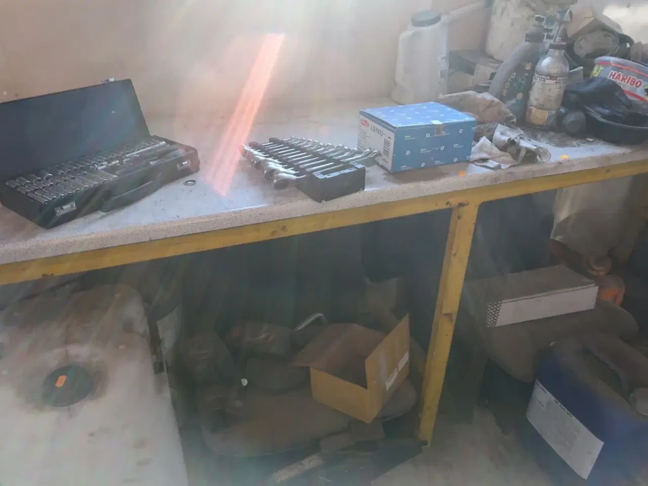 Billede 3 - Arbejdsbord med indhold